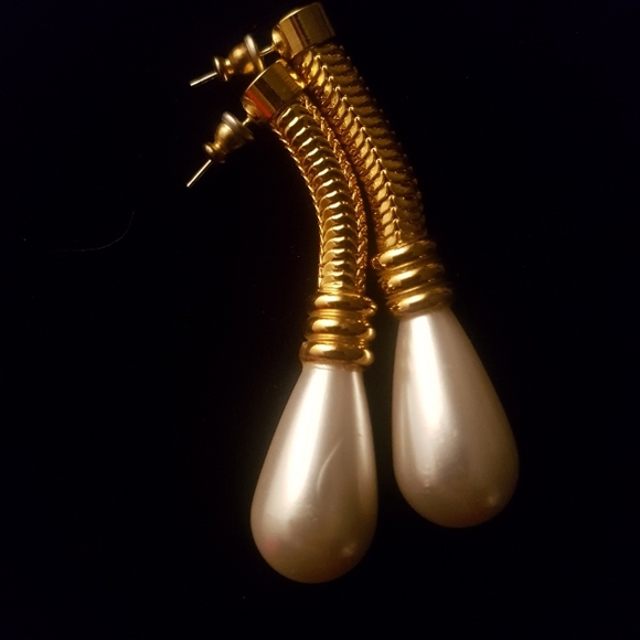 [UNKNOWN] Strange Pearl Drop Earrings - Picture 9 of 9